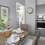 Mały stolik do szybkich, codziennych posiłków.