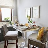 Mały stolik do szybkich, codziennych posiłków.