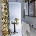 Mały zdobiony stoliczek. Z duchem renesansu