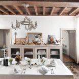 Maria odmłodziła kilka antyków. W starej komodzie szybki wymieniła na kurniczą siatkę, a wiekowy żyrandol