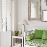 Maria uważa, że biały kolor rozprasza smutki i odstrasza deszcz, dlatego wszystko, co się da, pomalowała na biało.