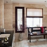 Marmur i ciemne drewno. Eklektyzm z egzotyką