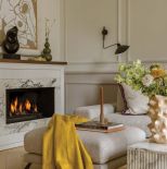 elegancki i przytulny salon z kominkiem