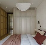 beżowa sypialnia z drewnem