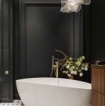 czarna łazienka z wanną