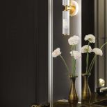 czarna łazienka ze złotymi dodatkami