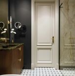 elegancka łazienka z czarną ścianą