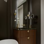 czarna łazienka z drewnem