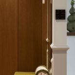 ciemne drewno ryflowane w przedpokoju