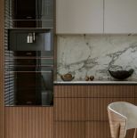 ryflowana kuchnia ciemne drewno