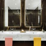 Czarne i białe marmury są w całym domu. Chłodne ledowe podświetlenia wydobywają szlachetny rysunek kamienia.