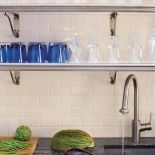 Marmurowy blat, nowoczesny kran i umywalka.