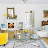 szary salon z niebieskimi dodatkami