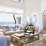 Marszczy się delikatnie niczym woda poruszana morską bryzą.