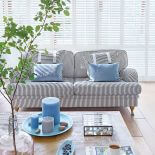 salon w stylu skandynawskim z marynistycznymi dodatkami