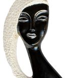 Maska głowa dziewczyny, technika drapana, z opracowanymi reliefowo włosami, projekt i wykonanie: Ada Chmiel.