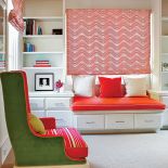 Parapet zamiast sofy: wygodne siedzisko pod oknem