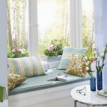 Masz wykusz z szerokim parapetem? Połóż na nim cienki materac i kilka poduszek. Obok postaw stolik kawowy.