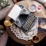 Maszyna do pisania z... pierwszą stroną powieści.