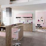 Matowe drewno i róż. ALNO. Aranżacje kuchni: urządzona jak salon