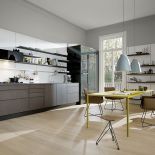 Matowe, grafitowe szafki kuchenn i cytrynowy stół. STUDIO FORMA 96