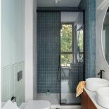 matowe płytki obok błyszczących w łazience