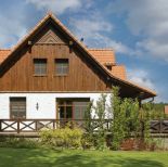 dom który nawiązuje do mazurskiego budownictwa