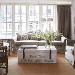 Mebel jest wyplatany i zamykany na skórzane pasy. North Atlantic Trunk marki Rivièra Maison kosztuje 2733 zł, HOUSE MORE