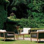 Meble Cetra to tekowe stelaże z metalową siateczką. EMU