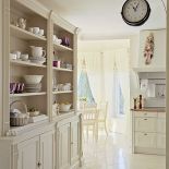 Meble do kuchni ze sklepu Studio 69. Na honorowym miejscu stoi porcelanowa zastawa z Chodzieży.