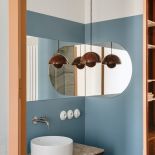 meble do małej niebieskiej łazienki