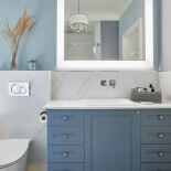 niebieskie meble łazienkowe