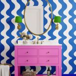 kolorowe meble do niebieskiej łazienki