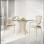 Meble Gorgona z kolekcji Magnolia. stół Lampakanai o wymiarach 120 x 70 x 74 cm ma kryształowy blat. Cena - 790 euro. SMANIA