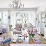 Meble hinduskie są zwykle ciemne, ciężkie, kolonialne, ale gospodyni miała swoją wizję i przy zamówieniu