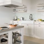 Meble kuchenne, szafy i przeszklenia w korytarzu są dziełem Jerzego Kaczanowskiego i Leszka Piękosia. Agata