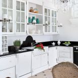 Meble kuchenne ze zdobieniami, do których nawiązują także sztukaterie.