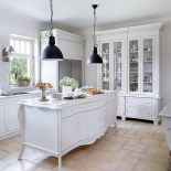 Meble malowane na jasne kolory nigdy nie mają biurowego odcienia bieli.