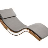 KO LANTA, leżak do opalania, ręcznie robiony z drewna kwila, z szybkoschnącym siedziskiem z pianki, ok. 12 400 zł, LUJO.