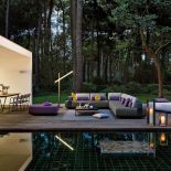 KUMO to po japońsku chmura. Tak zmienna jest też ta kolekcja sof modułowych. Mogą stać w salonie i na