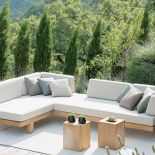 PURE CORNER GARDEN SOFA, z jawajskiego teku, poduchy odporne na niepogodę, ok. 25 000 zł, TRIBÙ.