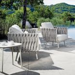 TOSCA GARDEN CLUB, na podłokietnikach efektowna plecionka XXL z tkaniny, ok. 11 000 zł, TRIBÙ.