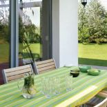 Meble ogrodowe na tarasie zapraszają do odpoczynku.