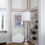 Meble są i stylowe, i dizajnerskie. Pałacowe wnętrze po skandynawsku