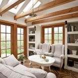 Meble są w większości ręcznie malowane, z kwiatowymi motywami zaczerpniętymi z okolicznych pól i łąk do dworku pasowały jak