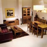 Meble Vikas sprowadzono z Indii. Zrobione są z bardzo odpornego na wilgoć drewna sheesham. Cena zestawu - około 9000