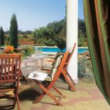 Meble w ogrodzie. Na zielonym dywanie