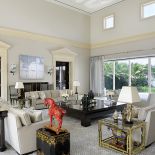 Meble w salonie zostały zaprojektowane przez Włochów. Srebrzyste zasłony też przyjechały z Rzymu, wymyślili je