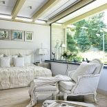 Meble w sypialni Philippa Pleina. Przyjechały z paryskich targów Maison Object.