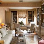 Meble wglądają na stare, ale w więkoszći są nowe i tylko udają wiekowe.